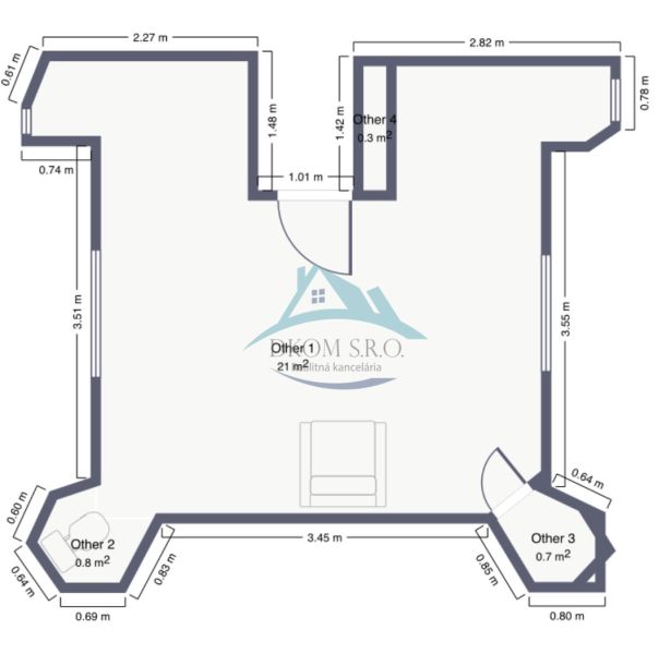 Půdorys kanceláře v chatě o rozloze 21 m² se čtyřmi výklenky.
