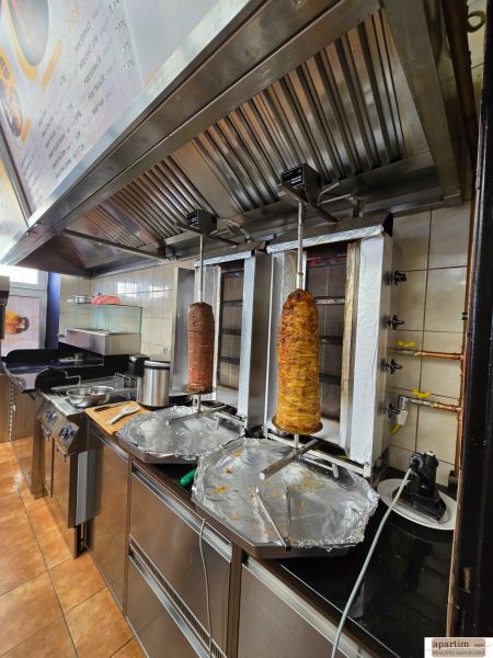 Kuchyně v gastro prostorech se zařízením na přípravu kebabu, včetně odsavače par.