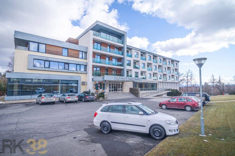 Rekreační apartmán ve Staré Lesné s parkovištěm před budovou a pěknou scenérií.