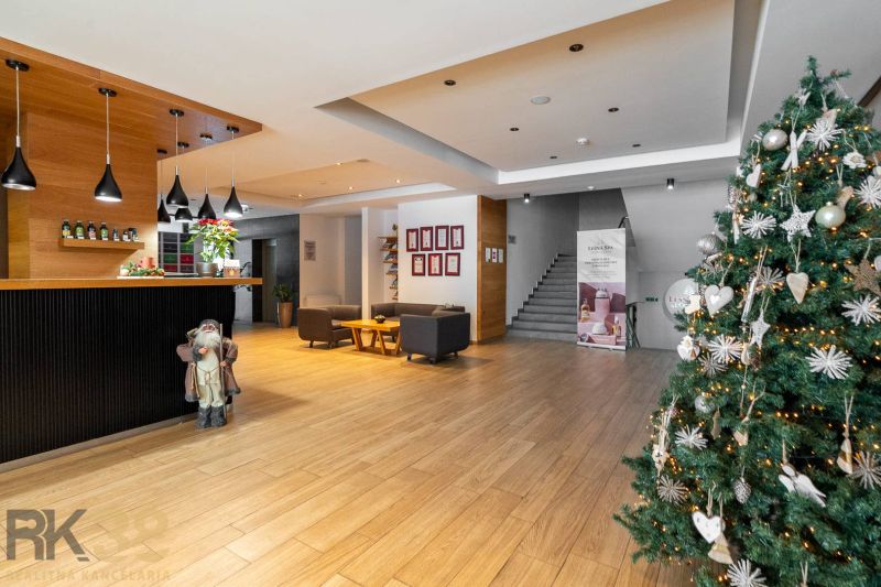V rekreačním apartmánu najdeme vánoční stromeček, posezení, pult, schody a podlahu s dřevěným dekorem.