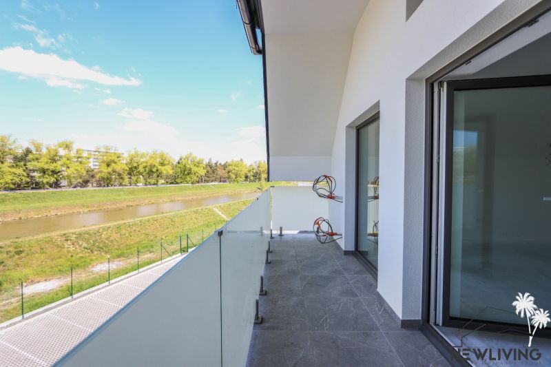 Balkon s výhledem na řeku ze 4pokojového bytu, zábradlí ze skla.
