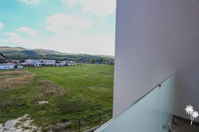 Výhled ze 4pokojového bytu na Moravanské ulici v Banke, zelená pole a krajina.