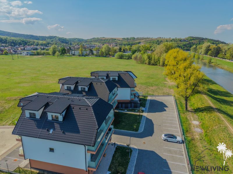 Novostavby u řeky na Moravanské ulici v Bance s parkovacími místy.