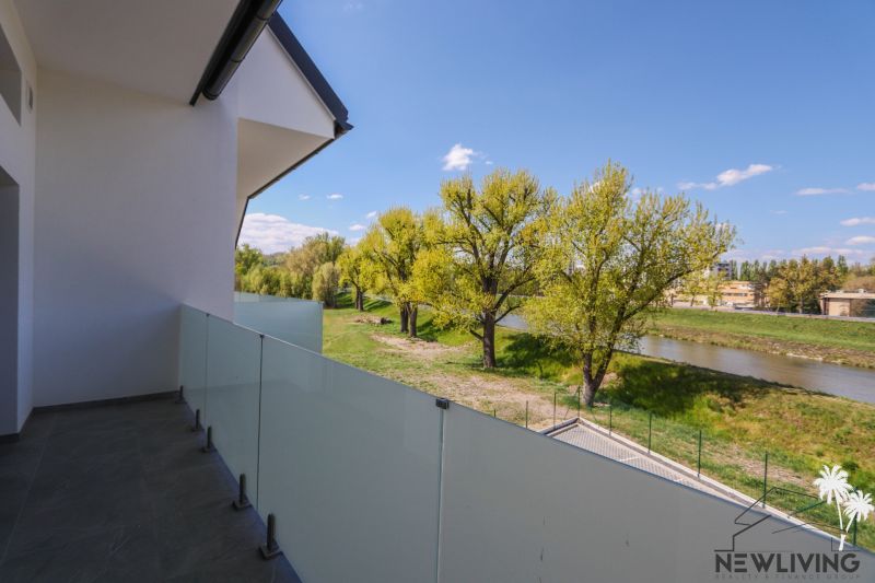 Balkón s výhledem na řeku a zeleň u Moravanské ulice v Banke.