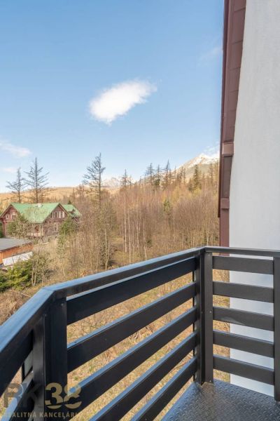 Balkon 4pokojového bytu ve Vyšných Hágoch s výhledem na les a hory.