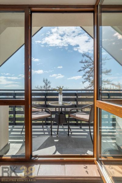 Balkon se stolkem a židlemi ve 4pokojovém bytě ve Vyšných Hágoch.