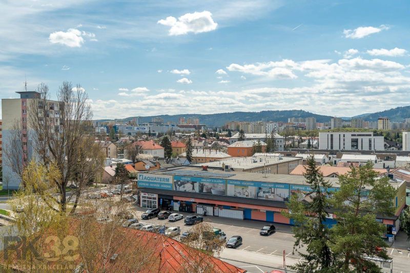 Pohled na Poprad z Partizánské ulice ukazuje 4pokojové byty a přeplněné parkoviště.