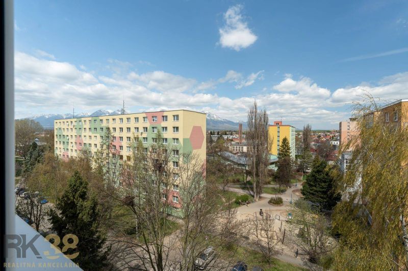 Výhled ze 4pokojového bytu na Partizánské ulici v Popradu na okolní zeleň a bytovky.