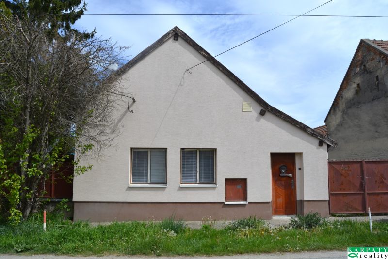Rodinný dům v Horních Salibách s jednoduchou fasádou a předzahrádkou.