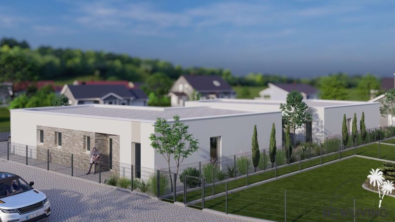 Rodinný dům na ulici Modrovka v Modrovce s upravenou zahradou a zpevněnou cestou.