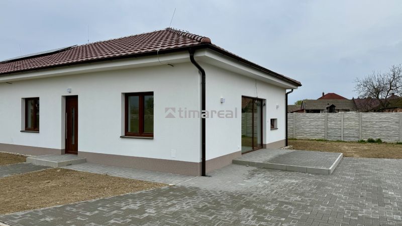 Rodinný dům na Hlavní ulici ve Vlčanech s podlahou s dřevěným dekorem a terasou.