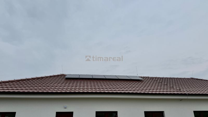 Rodinný dům na Hlavní ulici ve Vlčanech se solárními panely na střeše.