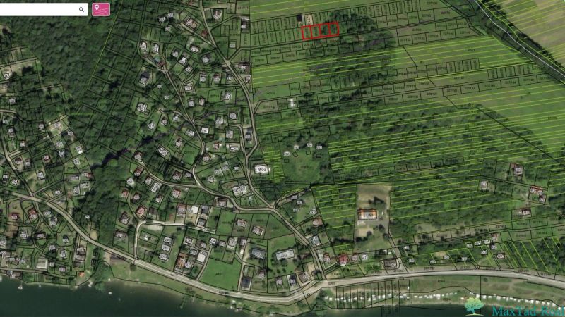 Letecký pohled na rekreační pozemky v Nové Kelči, obklopené zelení a budovami.