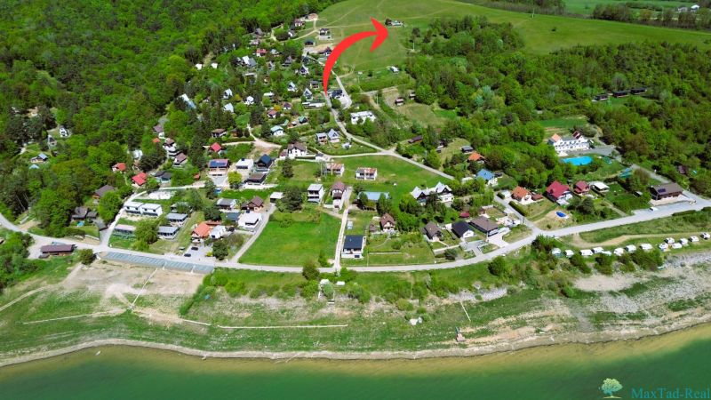Letecký pohled na chatovou oblast u vodní nádrže v Nové Kelči.