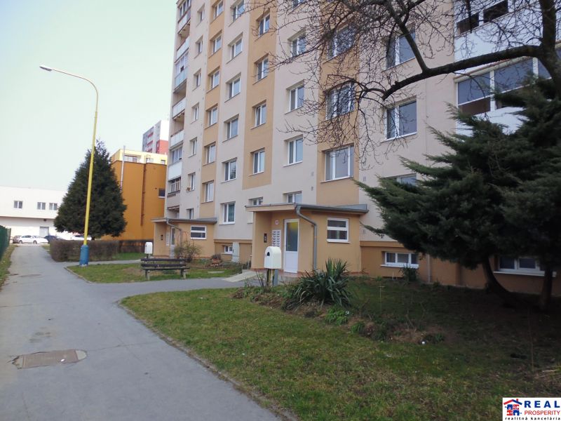 Bytovka na ulici G.Svobody v Prešově s předzahrádkou a chodníkem k 2-pokojovému bytu.