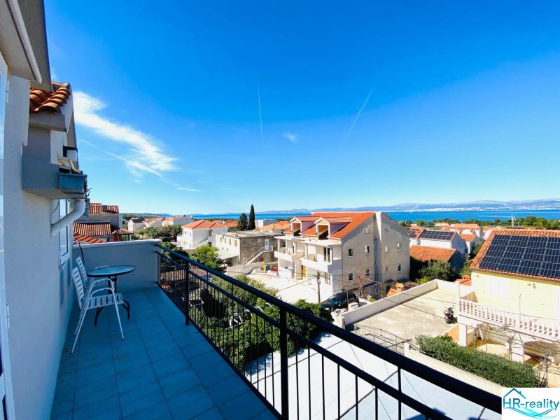 Brač nabízí z rekreačního apartmánu krásný výhled na moře a střechy domů.
