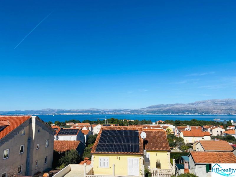 Výhled na moře a střechy domů u rekreačního apartmánu na Brači.