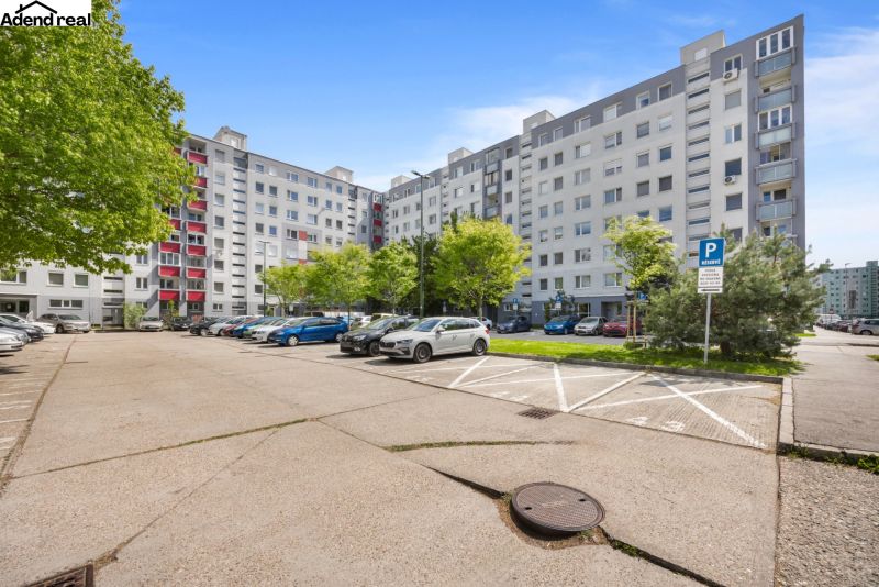 Parkoviště před bytovým domem na Kríkové ulici v Bratislavě, Vrakuňa.