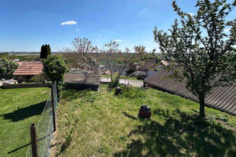 Zahrada u rodinného domu ve městě Berg s výhledem na okolí.