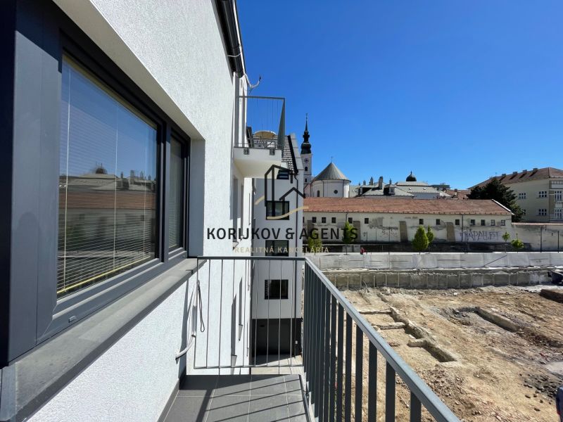 Balkon 2pokojového bytu na Jarkově ulici v Prešově s výhledem na městskou panoramu.