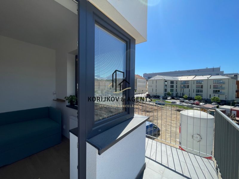 Balkon z 2pokojového bytu s výhledem na ulici Jarková v Prešově.