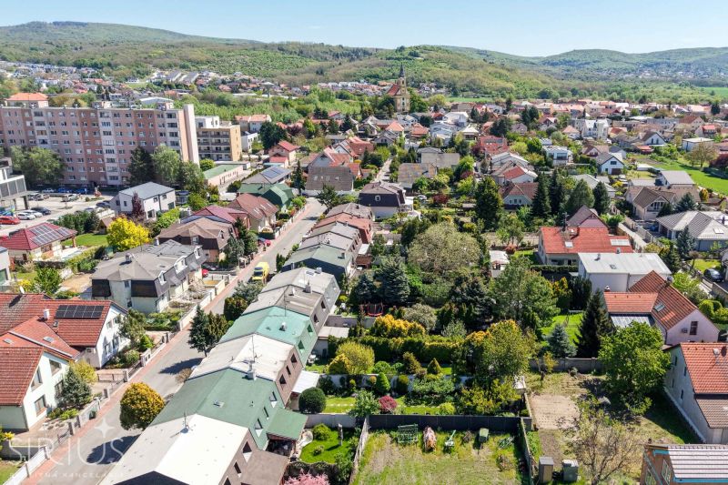 Letecký pohled na Rodinné domy na Hollého ulici ve Stupavě s krásnou zahradní architekturou.