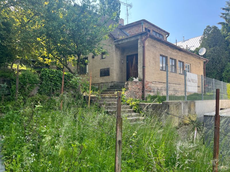 Rodinný dům na prodej v Bratislavě - Starém Městě na ulici Búdková, s hustou vegetací.
