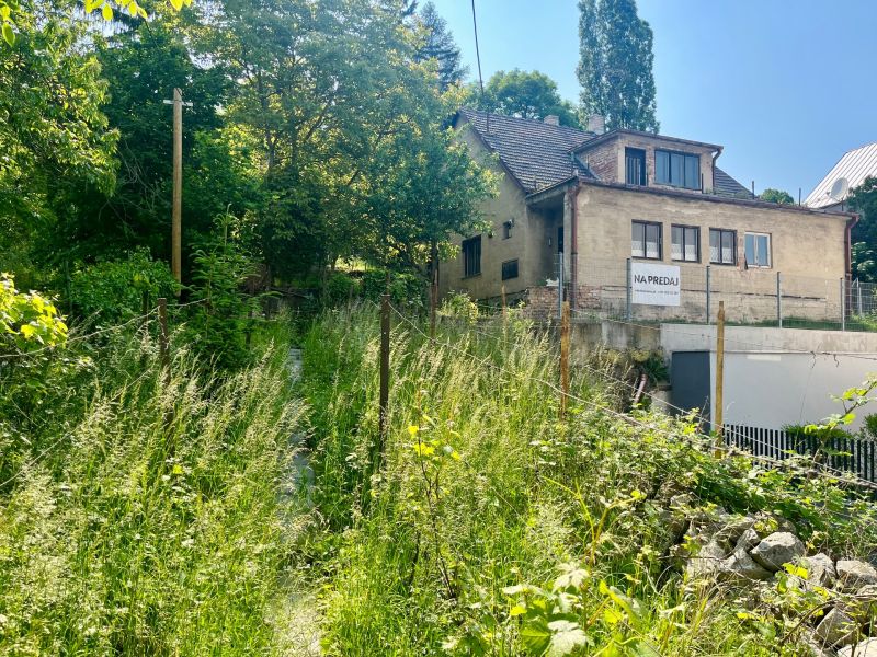 Rodinný dům ve Starém Městě v Bratislavě na Búdkové ulici obklopený zelení a stromy.