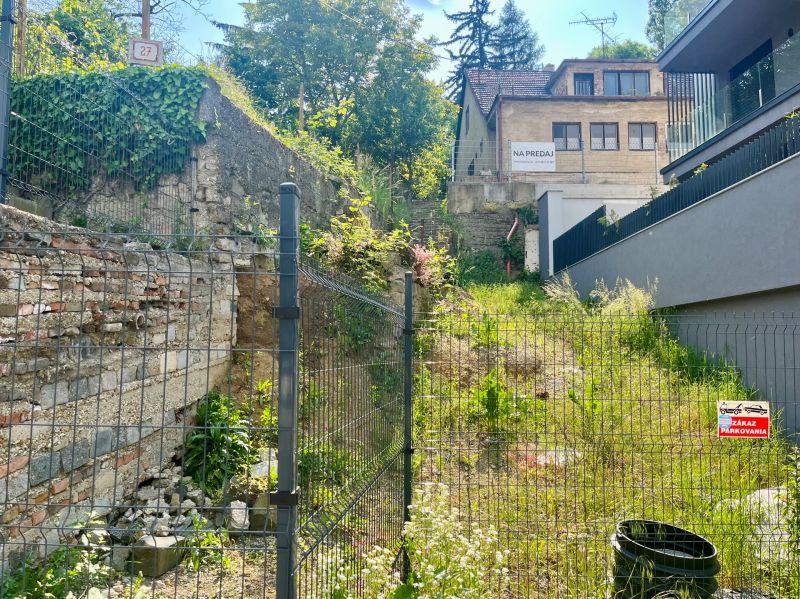 Rodinný dům na prodej za plotem na Búdkové v Bratislavě - Starém Městě.