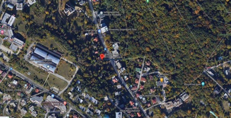 Letecký pohled na ulici Búdková v Bratislavě - Starém Městě s rodinnými domy.