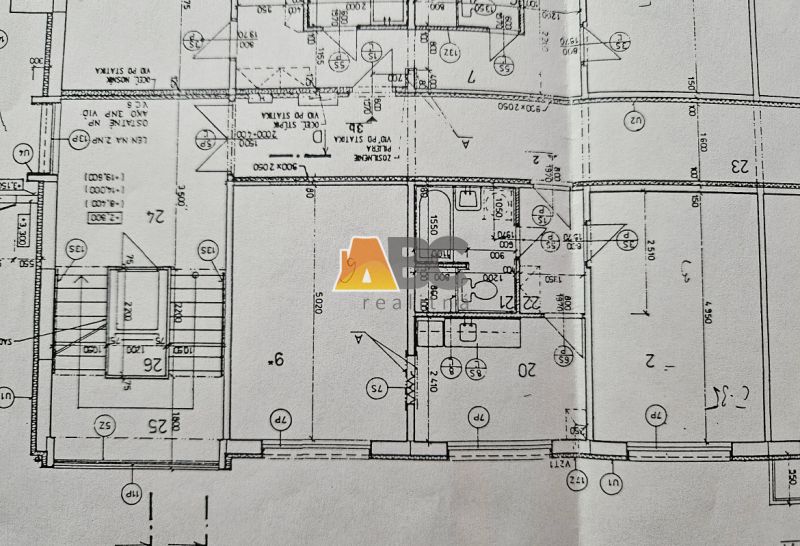 Půdorys 2-pokojového bytu znázorňující rozložení místností a instalací.