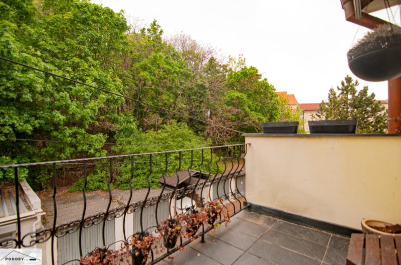 Balkon 3-pokojového bytu na Beblavého ulici v Bratislavě nabízí výhled na zeleň.