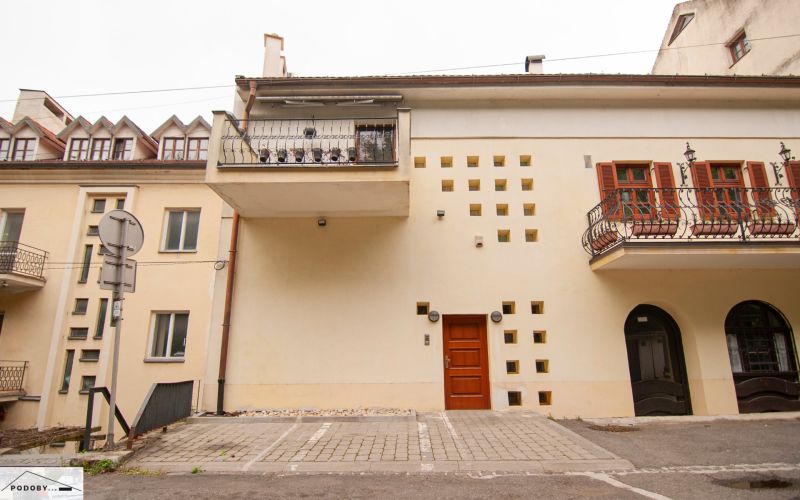 Beblavého, Bratislava - Staré Mesto: Fasáda budovy s balkony a parkovištěm před vchodem.
