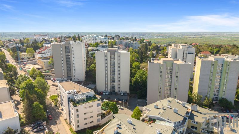 Pohled na obytné budovy obklopené zelení v Bratislavě - Staré Město.