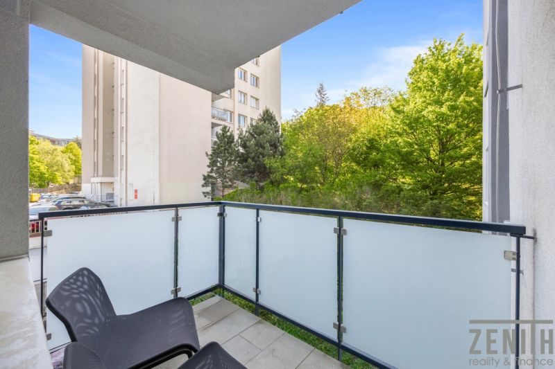 Balkon 2-pokojového bytu v Bratislavě - Starém Městě s výhledem na zeleň a budovu.