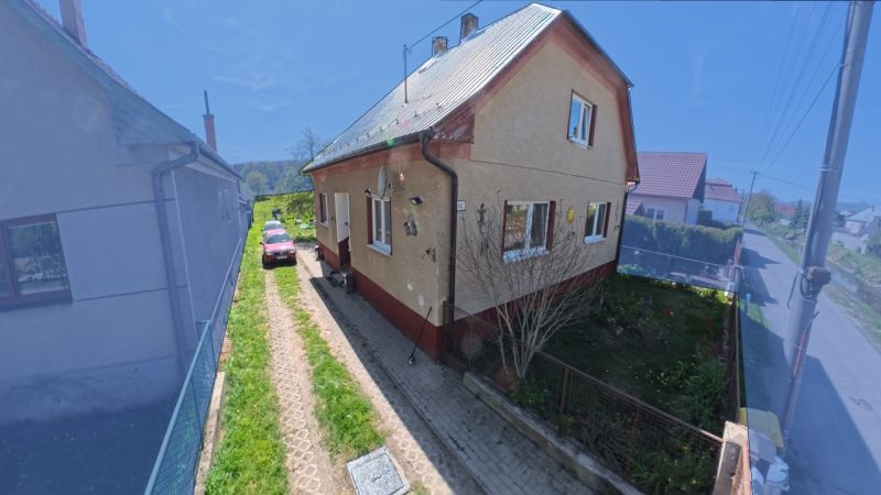 Rodinný dům v obci Svinná se zahradou a parkovací plochou na dvoře.