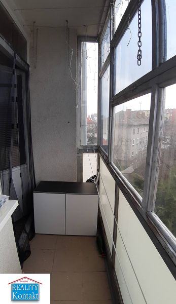Zasklený balkon v 2-pokojovém bytě s výhledem v Nových Zámcích, komoda, řetěz.