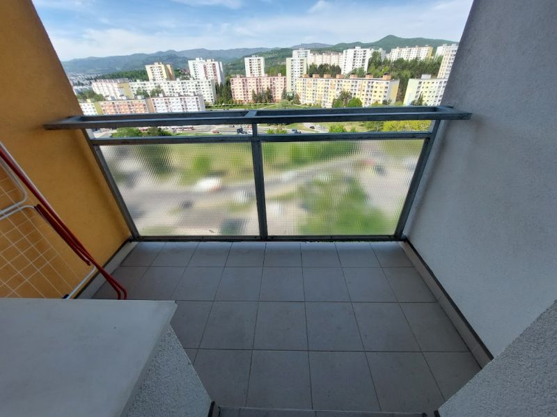 Balkon v 1-pokojovém bytě s výhledem na sídliště Banské Bystrice na Sitnianské ulici.