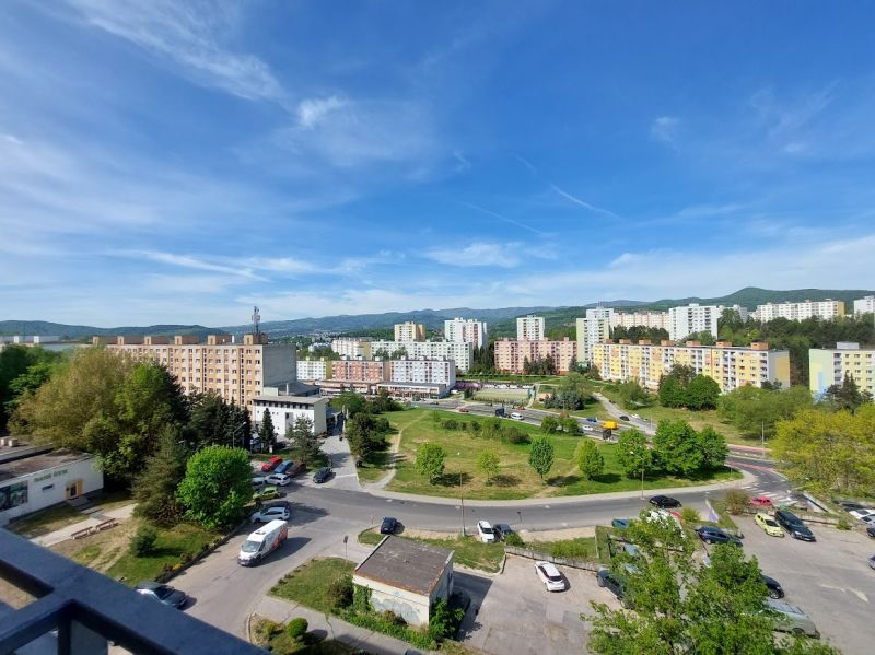 Výhled na sídliště a zeleň z 1-pokojového bytu na Sitnianské ulici v Banské Bystrici.