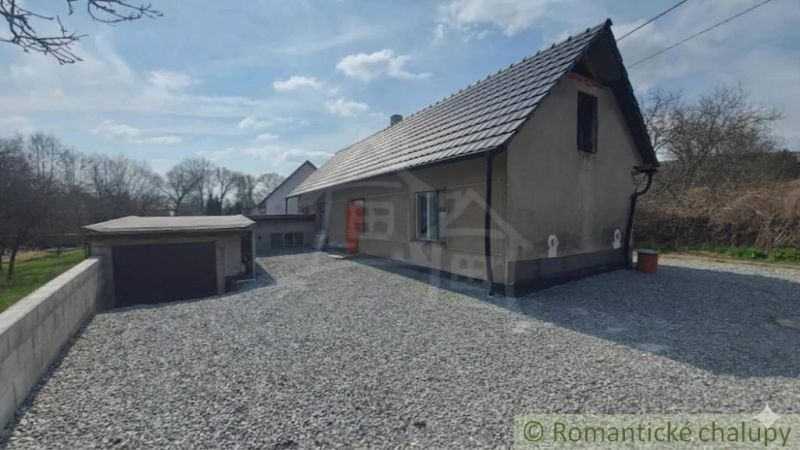 Rodinný dům v Sobotišti s betonovým dvorkem a přilehlou garáží.