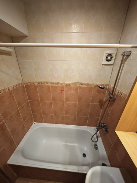 Koupelna s vanou a obklady v 3-pokojovém bytě, decentní prostor na relaxaci.