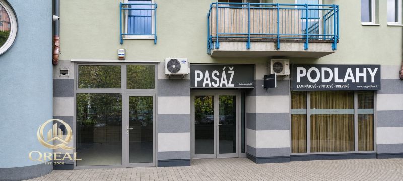 Obchodní prostory na Račianském náměstí v Bratislavě - Novém Městě s nápisy 