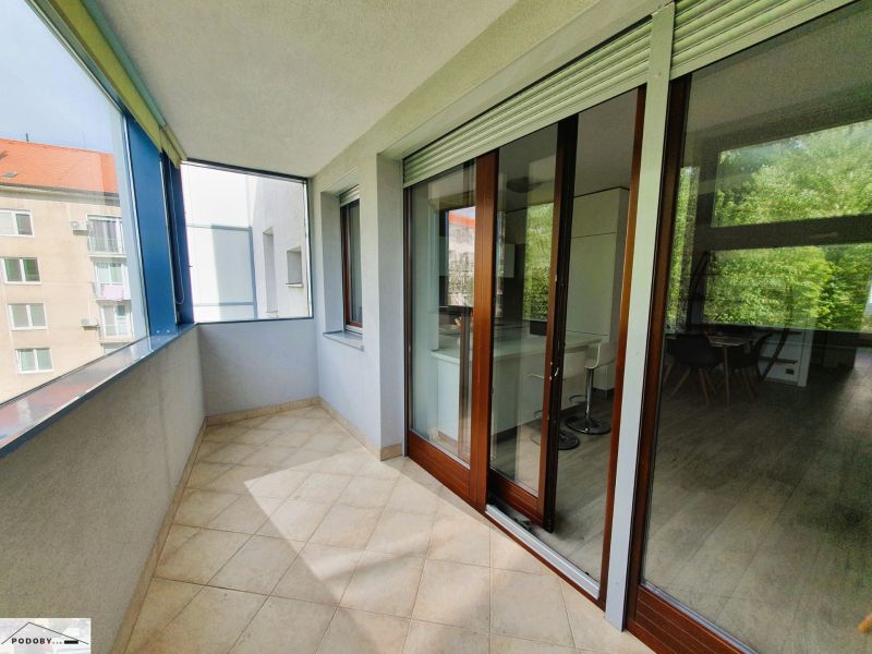Zasklený balkon s výhledem a vstupem do 3pokojového bytu.