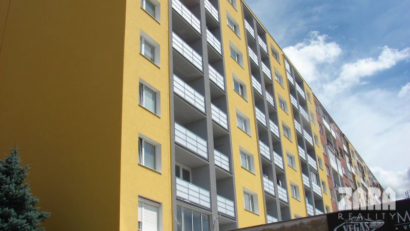 Bytový dům se žluto-šedou fasádou a balkony na Budapešťanské v Košicích, Sídliště Ťahanovce.