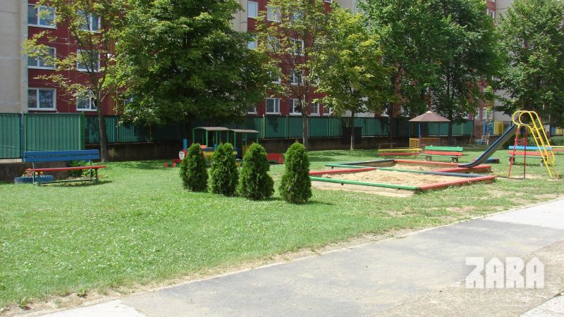 Hřiště s klouzačkou a pískovištěm na sídlišti v Košicích na Budapešťské ulici.