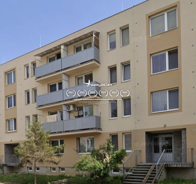 Bytový dům v Hlohovci, možný 1-pokojový byt s balkóny, panelová konstrukce.