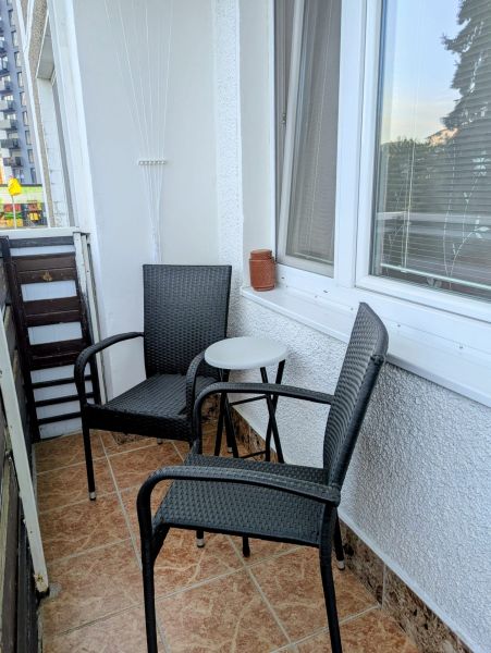 Balkon v Dubnici nad Váhom na Centrum I se dvěma židlemi a stolkem.