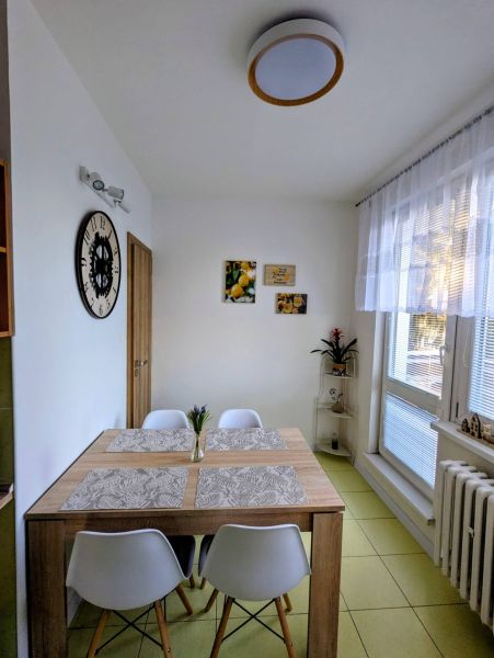 Jídelna v 2-pokojovém bytě s jídelním stolem a dekoracemi.