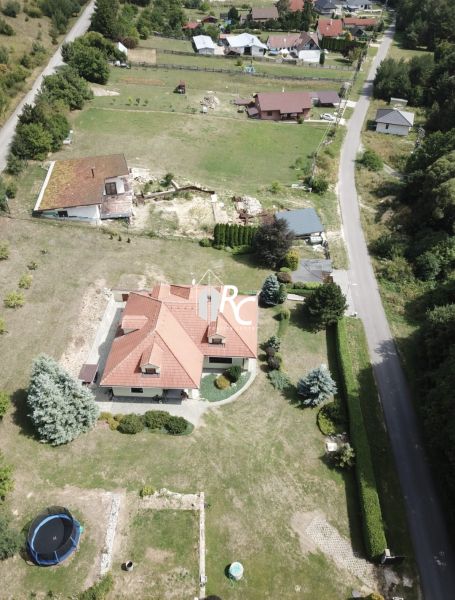 Rodinný dům v Trebostově s prostornou zahradou a venkovním vybavením.