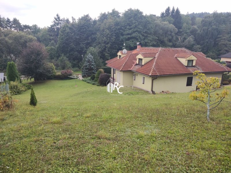 Rodinný dům v Trebostově obklopený zahradou a lesem, ideální pro klidnou atmosféru.
